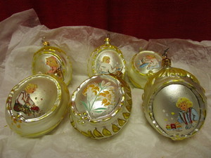 lot 308 image: VINTAGE DAYTONS THE MARKOPOULIS COLLECTION HAND-PAINTED GLASS ORNAMENTS