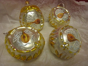 lot 310 image: VINTAGE DAYTONS THE MARKOPOULIS COLLECTION HAND-PAINTED GLASS ORNAMENTS