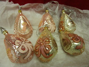 lot 311 image: VINTAGE DAYTONS THE MARKOPOULIS COLLECTION HAND-PAINTED GLASS ORNAMENTS