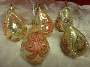 lot 312 image: VINTAGE DAYTONS THE MARKOPOULIS COLLECTION HAND-PAINTED GLASS ORNAMENTS