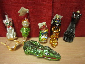 lot 318 image: CHRISTOPHER RADKO GLASS ORNAMENTS, CATS, ALLIGATOR, BIRD, SQUIRREL, MORE