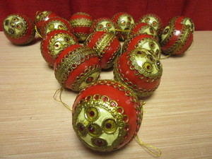 lot 320 image: VINTAGE HANDCRAFTED BEJWELED CHRISTMAS ORNAMENTS