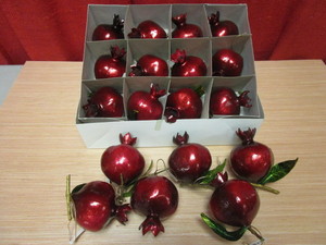 lot 321 image: CHRISTMAS FRUIT ORNAMENT SET