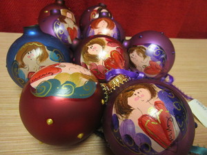 lot 322 image: VINTAGE HAND-PAINTED CHRISTMAS ORNAMENTS