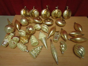 lot 323 image: VINTAGE GERMAN SUN, MOON, STAR GLASS ORNAMENT, OTHER VINTAGE ORNAMENTS