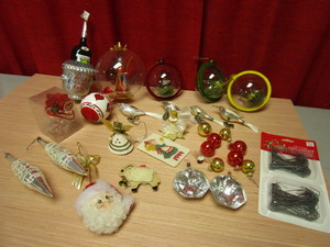 lot 326 image: ASSTD. CHRISTMAS ORNAMENTS, AULD LANG SYNE GLASS ORNAMENT MADE IN GERMANY