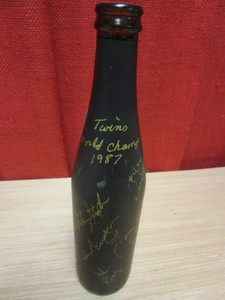 lot 334 image: AUTOGRAPHED MEXICAN BEER BOTTLE BY THE 1987 WORLD CHAMPION MINNESOTA TWINS