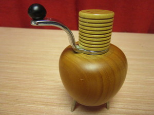 lot 337 image: VINTAGE TRE SPADE PEPPER GRINDER, MADE IN ITALY