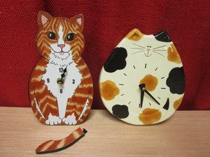 lot 346 image: TABBY CAT CLOCK, AUGUST CERAMICS CALICO KITTY CLOCK