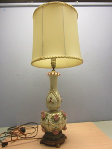 lot 363 image: VINTAGE LAMP
