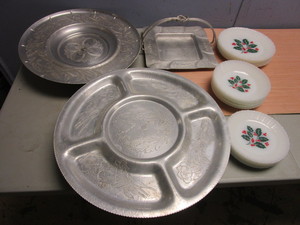 lot 366 image: TERMOCRISA GLASS HOLIDAY 24-PIECE DISHWARE SET, SERVING PLATTERS