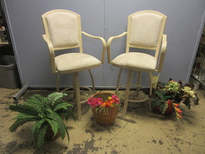 lot 367 image: SWIVEL BARSTOOLS W UPHOLSTERED SEATS, BACKRESTS, FAUX FLOWERS, BASKET
