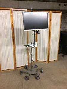 lot 26 image: HP Compaq LA2205wg 22-inch Widescreen LCD Monitor On Floating Arm Ergotron Mobile Cart With Power Supply Strip - Great Condition