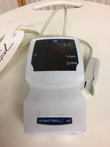 lot 39 image: MSRP $500 Smiths Medical SPECTRO2 10 WW1000 Handheld Pulse Oximeter - Great Condition