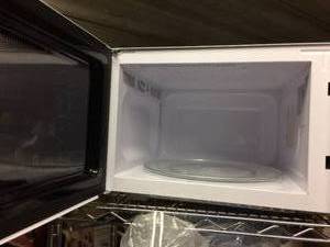 lot 49 image: Magic Chef MCM1611W Countertop Microwave Oven