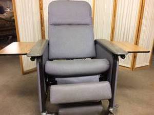 MSRP $3300 Top Of The Line Stryker Clinical Care Mobile Recovery Recliner With Dual Wood Grain Flip Up Tables- Great Working Condition - Has Slight Wear To Outside of Arm