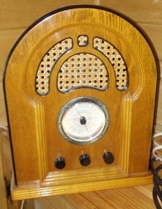 lot 9 image: AMFM cassette Retro style radio.