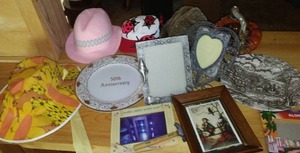 lot 10 image: Vintage hats, picture frames and more.
