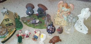 lot 32 image: Miscellaneous dcor.