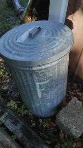 lot 109 image: Garbage can, gardeningyard tools and more.