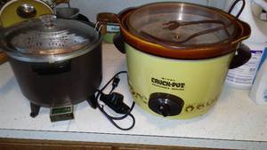 lot 146 image: Presto multi-fryer and Rival Crock pot. Both Great.