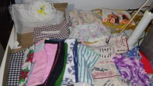 lot 177 image: Over a dozen vintage aprons.