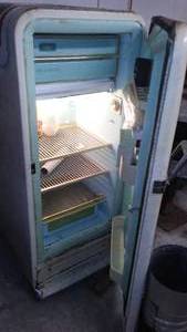 lot 204 image: Refrigerator, Running, Old School.