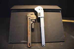 lot 19 image: 2 Pipe Wrenches