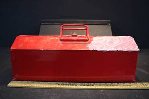 lot 57 image: 21 Toolbox