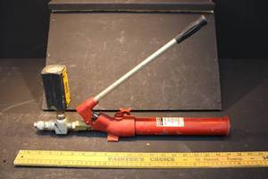 lot 81 image: Blackhawk Proto Power Hand Pump, model 6512 with Schrader Bellows Hydraulic Gauge