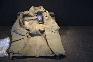 lot 138 image: Outer Layer Extreme Weather, Flame Resistant, US Army, OD Green, Small Regular