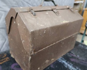 VINTAGE METAL FOLD OPEN TOOL BOX