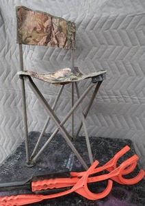 TRI POD CAMO HUNTING CHAIR WITH CLAY PIGEON THROWERS