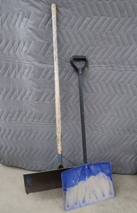 SNOW SHOVELS