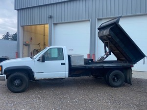 lot 2 image: 2000 Chevrolet Silverado 3500 Contractors Dump Truck