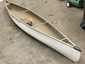 lot 8 image: We-No-Nah Fiberglass Canoe