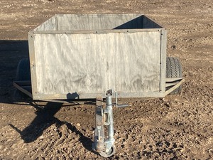 lot 9 image: Single-Axle Lawn  Utility Trailer