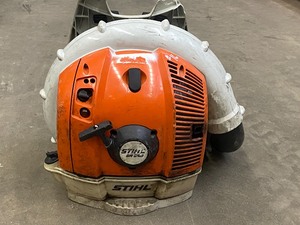 lot 16 image: Stihl R550 Gas-Powered Backpack Blower