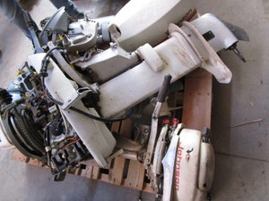 Evinrude 15hp - one missing lower u...