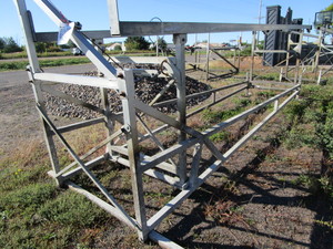 Pontoon lift - narrow - suitable fo...