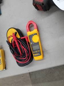 lot 423 image: Fluke True RMS Clamp Meter