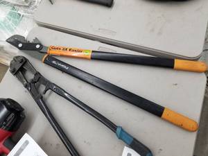 lot 424 image: Fiskars Bypass Lopper