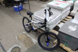 lot 437 image: Kent Ambush FS20 Mens 20 Single-speed Trick Bike with 11 BlackWhite Frame