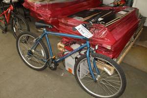 lot 439 image: Diamonback Sorrento Mens 26 Trail Bike with 19 Blue Metallic Frame