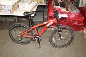 lot 440 image: Diamonback Cobra 24 Mens 24 Trail Bike with 14 Orange Frame