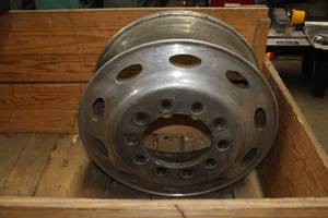 lot 447 image: Semi Truck Rim 10-lug