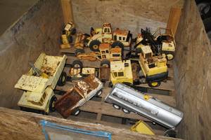 lot 482 image: Lot of (Approximately 10) Vintage Tonka Metal Toys  - Dump Truck, Grader, Bulldozer, roller, Pickup, Tanker and more