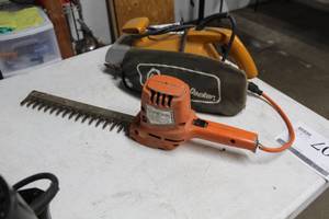 lot 509 image: Black & Decker Utility Shrub & Hedge Trimmer, electric