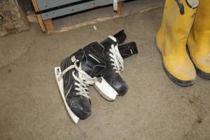 lot 495 image: Winnwell Clean Hockey GX-2 Mens Hockey Skates