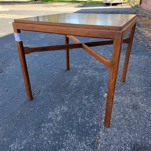Vintage 32x32x29.5 Brown Wooden Table